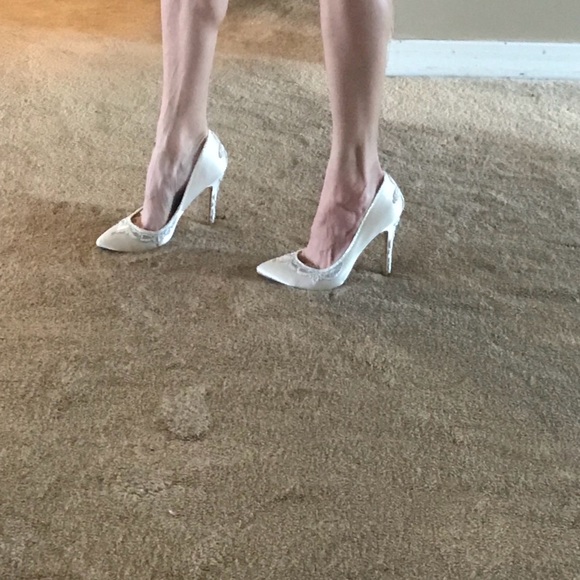 Badgley Mischka white, satin wedding shoes - Picture 6 of 7